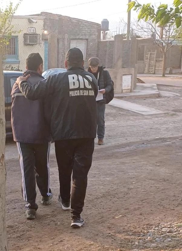 Detuvieron a “El Canilla Páez” en Rivadavia por robo de prendas de vestir