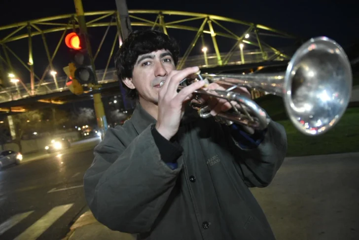 Roger, “el profe” que se curtió en bares y semáforos para vivir de la música