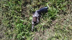 Sanjuanina limpiaba una plaza y encontró un arma