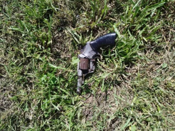 Sanjuanina limpiaba una plaza y encontró un arma
