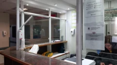 Día de furia: causó destrozos en el Hospital Rawson y en un auto