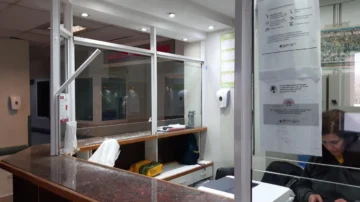 Día de furia: causó destrozos en el Hospital Rawson y en un auto