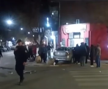 Un auto impactó contra un local comercial en Pocito