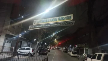 Aparecieron dos pasacalles para Boca en la puerta del hotel en Mendoza