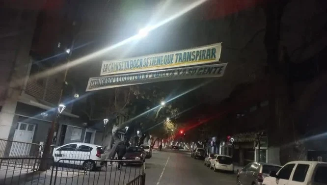 Aparecieron dos pasacalles para Boca en la puerta del hotel en Mendoza