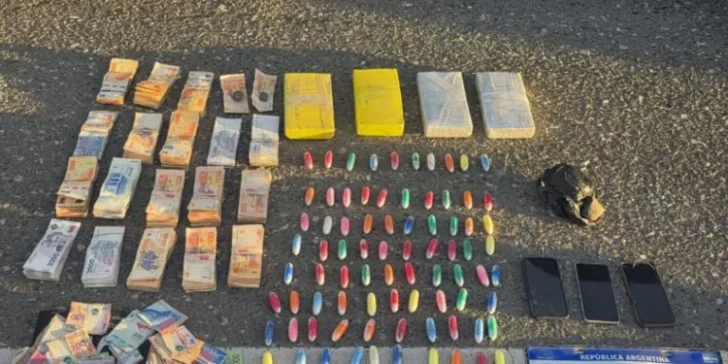 Cayó una pareja con cocaína y un millón de pesos en Caucete