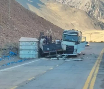 Dos camiones chocaron de frente y una mujer quedó atrapada