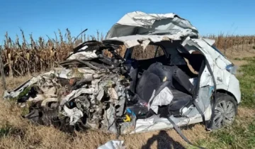 Brutal choque entre un auto y un camión: un padre y sus dos hijos murieron
