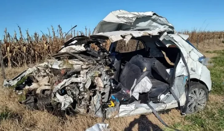 Brutal choque entre un auto y un camión: un padre y sus dos hijos murieron