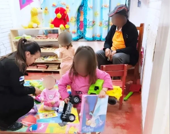 Terrible: hallaron a 3 hermanitas que llevaban varios días solas en una casa