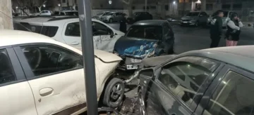 Un auto chocó 4 vehículos en plena zona céntrica de San Juan