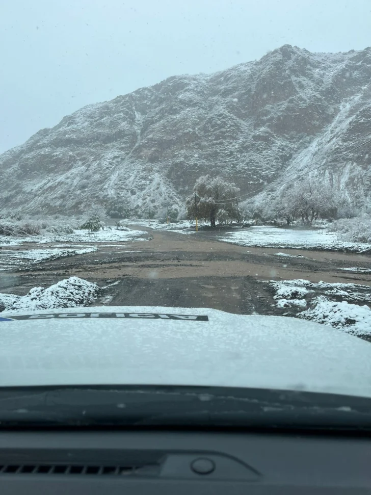 Las rutas a Los Berros y Pedernal, complicadas por la lluvia y material de arrastre
