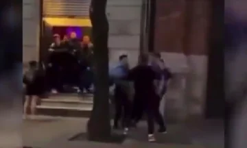 ¡Escándalo! More Rial, a los botellazos en un boliche
