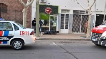 Fuerte choque en plena zona céntrica dejó a un motociclista en el hospital