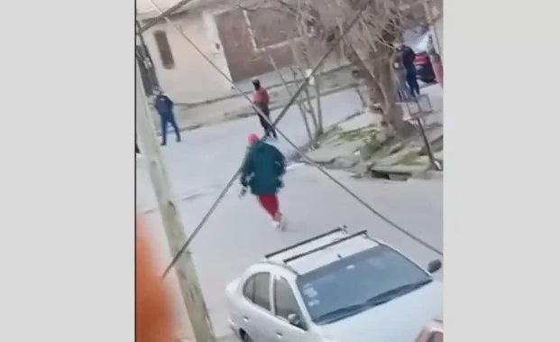 Extremo: un prestamista amenazó con una ametralladora a deudores
