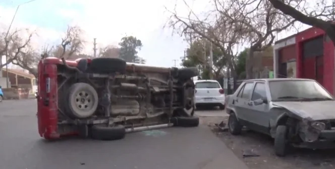 Choque y vuelco en Capital: el conductor esquivó un perro