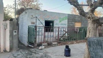 Incendio en una casa en Rawson: el hombre sigue internado y los daños fueron casi totales