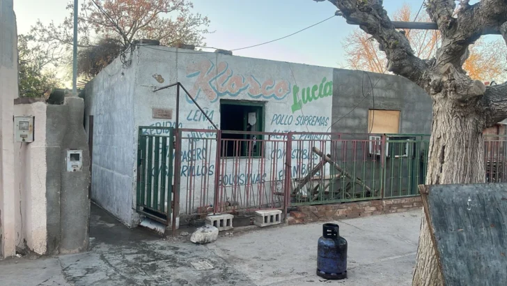 Incendio en una casa en Rawson: el hombre sigue internado y los daños fueron casi totales