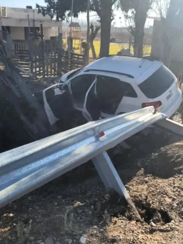Un auto pasó de largo en una calle y se estrelló en un zanjón en Pocito
