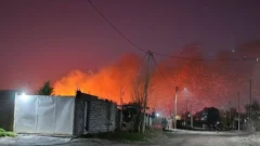 Bomberos trabajaron para apagar un incendio en una finca lindera al barrio Nikizanga