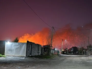 Bomberos trabajaron para apagar un incendio en una finca lindera al barrio Nikizanga
