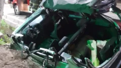 Debieron cortar el techo del auto para rescatar al conductor por un accidente