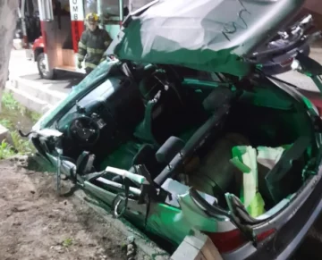 Debieron cortar el techo del auto para rescatar al conductor por un accidente