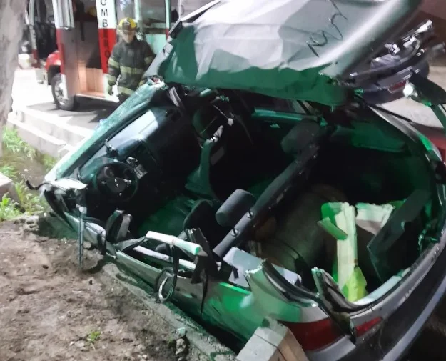 Debieron cortar el techo del auto para rescatar al conductor por un accidente