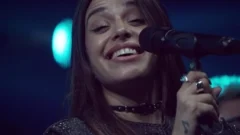 Quién es Eugenia Quevedo, la voz de La Banda de Carlitos que cantó el himno en la despedida de Messi