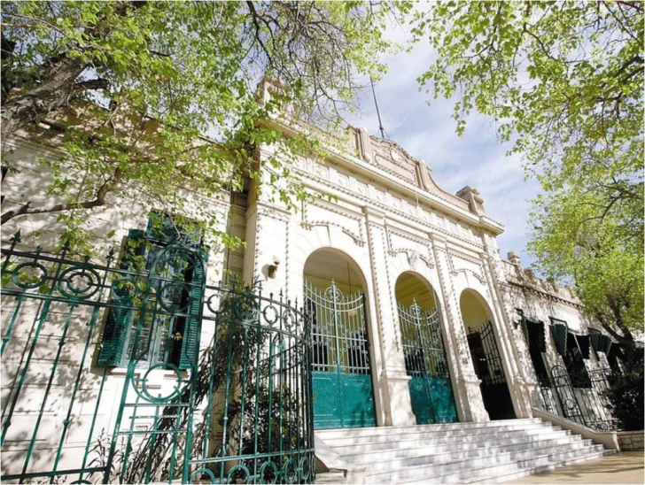 Frente_Esc_Sarmiento-1-1000x753-1-728x548