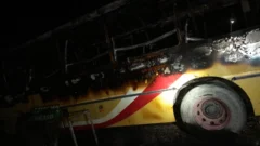 Un voraz incendio arrasó con 7 colectivos de una empresa en Pocito