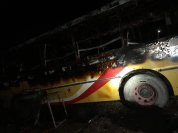 Un voraz incendio arrasó con 7 colectivos de una empresa en Pocito