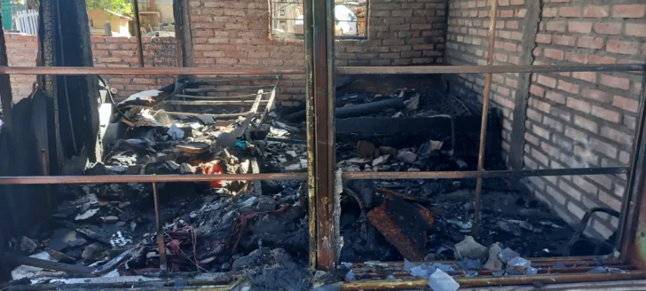 Un cortocircuito provocó un incendio en Villa Obrera: una familia quedó sin nada
