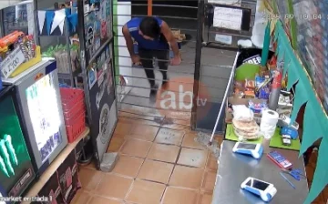 Insólito intento de robo en San Juan: el delincuente quedó atrapado en las rejas