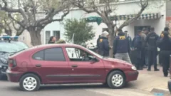 Un menor de 15 años resultó baleado en la pierna mientras estaba con sus hermanitas