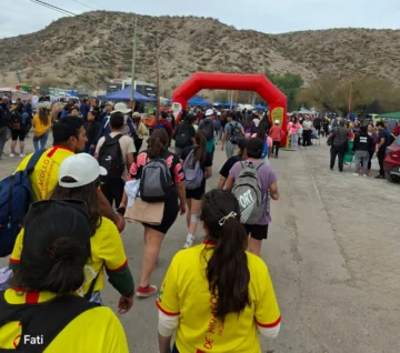 Fe multitudinaria: más de 12.000 peregrinos caminaron con entusiasmo a Ceferino
