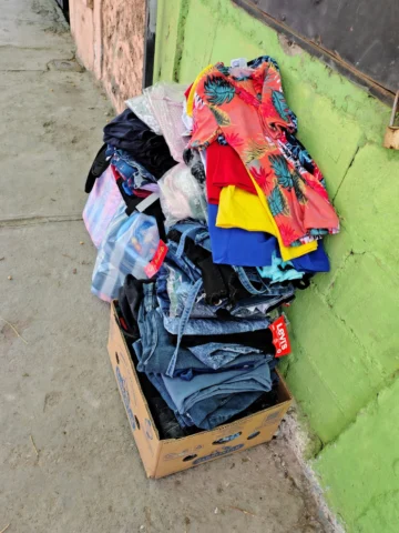 Ingresó por el techo y robó un local de ropa en Rawson