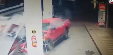 Video: un conductor chocó contra el surtidor de una estación de servicio