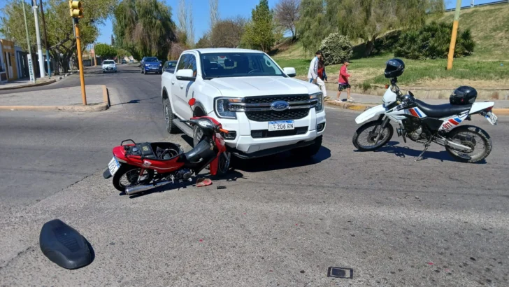 Una motociclista, herida en brusco choque en Santa Lucía