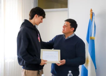Emiliano Molini, promesa del vóley y orgullo jachallero, fue recibido por el intendente Espejo