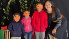 Día del Maestro: Paula, la seño que abre el mundo de la escuela en las sierras vallistas