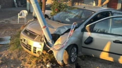 Perdió el control de su auto, atropelló a un peatón e impactó contra un poste en 9 de Julio