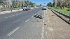 Fuerte choque entre una moto y un utilitario en Circunvalación