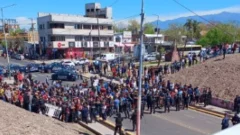 Volcó un camión con carne en Mendoza y desató una batalla campal