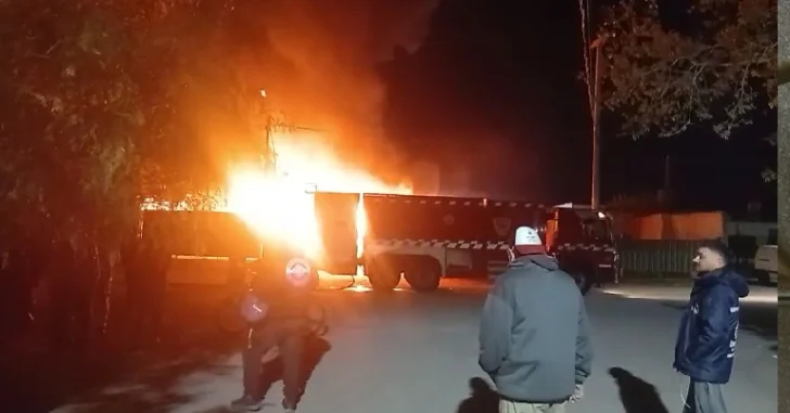 Video: explosiones y desesperación en el incendio de los colectivos en Pocito