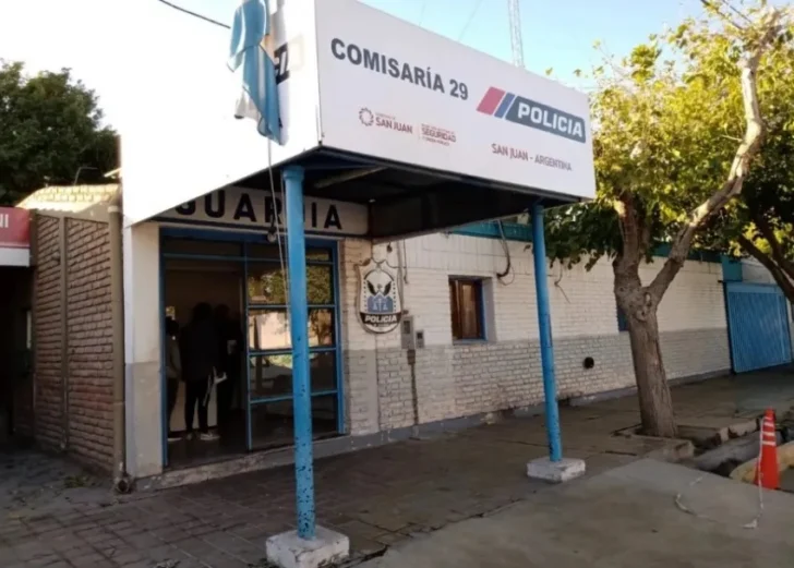 Violento robo a una mujer en una parada de colectivos en Santa Lucía
