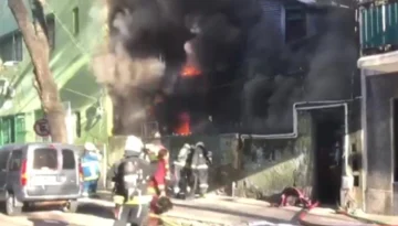 Incendio en un conventillo en La Boca donde vivían 13 familias: hay un muerto