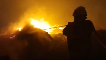 Incendio en Pocito: una línea eléctrica afectada y un “colchón” que no dejaba de arder