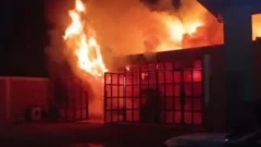 Tremendo incendio destruyó un taller mecánico y 6 vehículos en Caucete