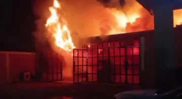 Tremendo incendio destruyó un taller mecánico y 6 vehículos en Caucete